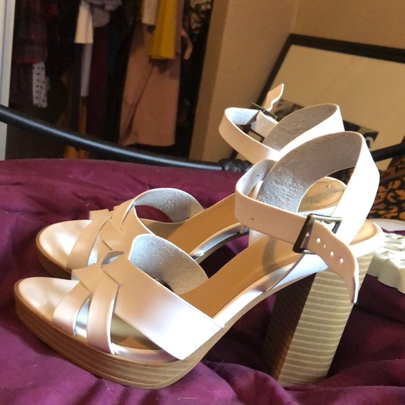 WHITE HEELS - Picture 5 of 6